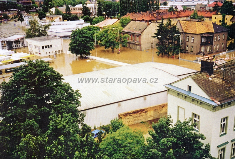 1997 (32).jpg - Povodně 1997 - Nákladní ulice a okolí, vlevo na fotce areál tehdejší městská tržnice